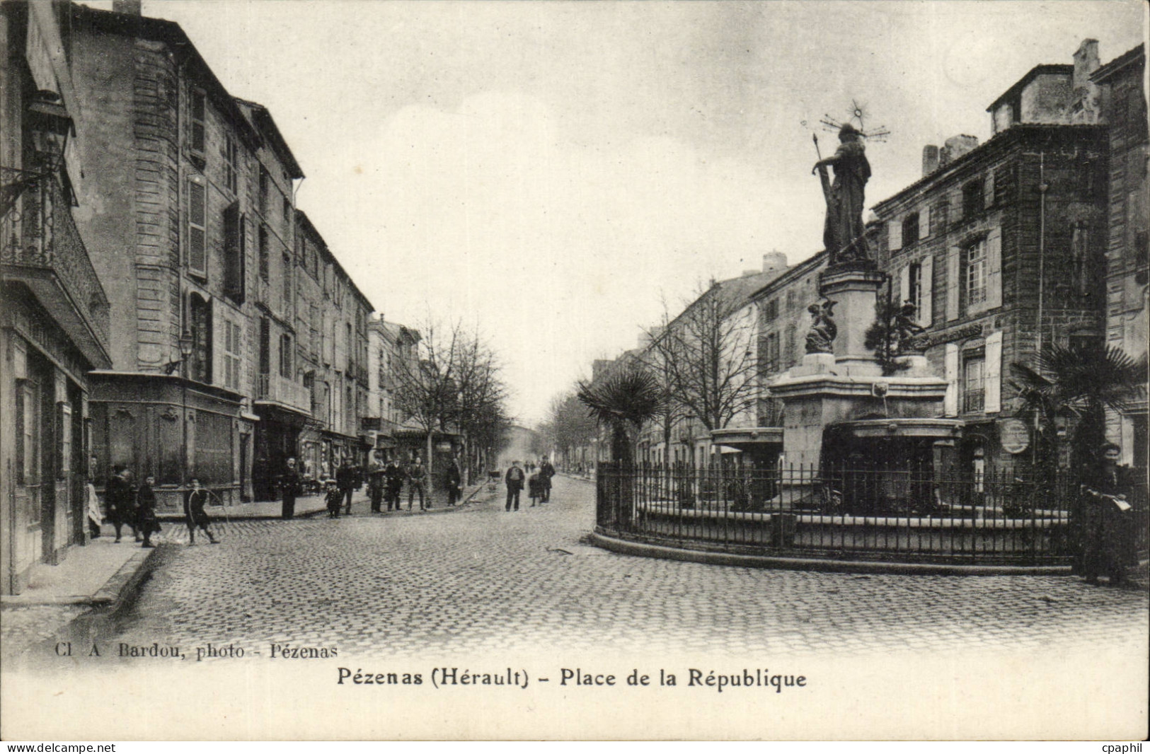 Pezenas - Place de la Republique - CPA