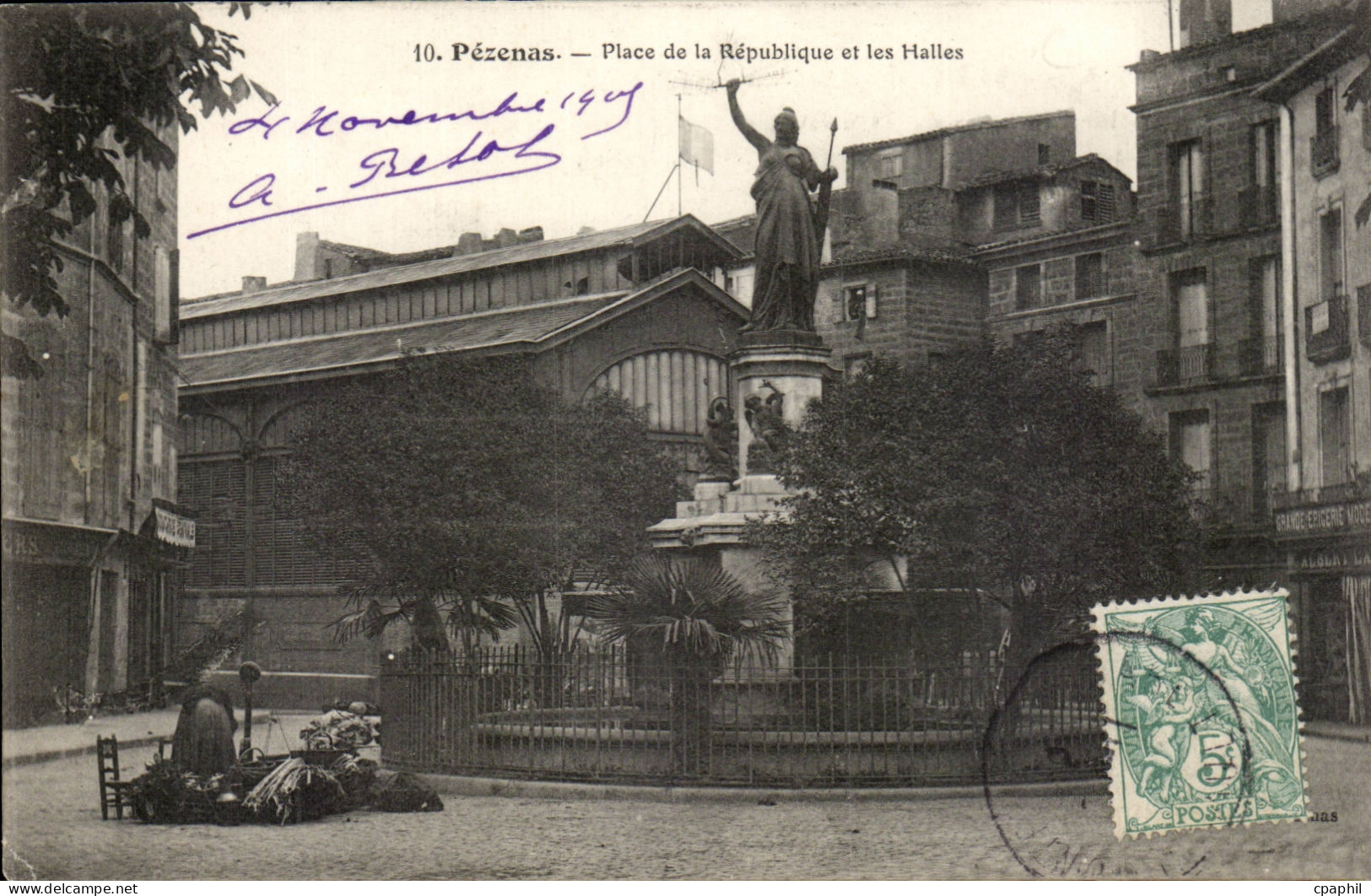 Pezenas - Place de la Republique et les Halles - CPA