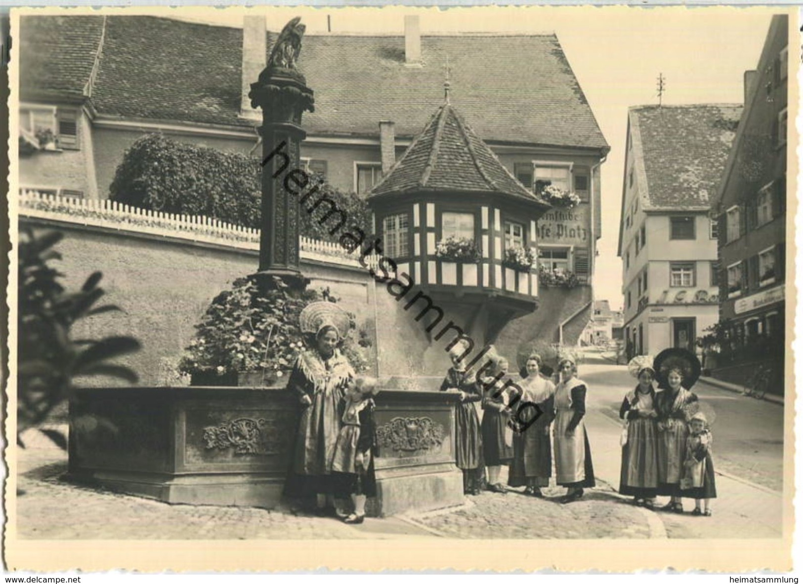 Pfullendorf - Brunnen - Frauen in Tracht - Foto-Ansichtskarte