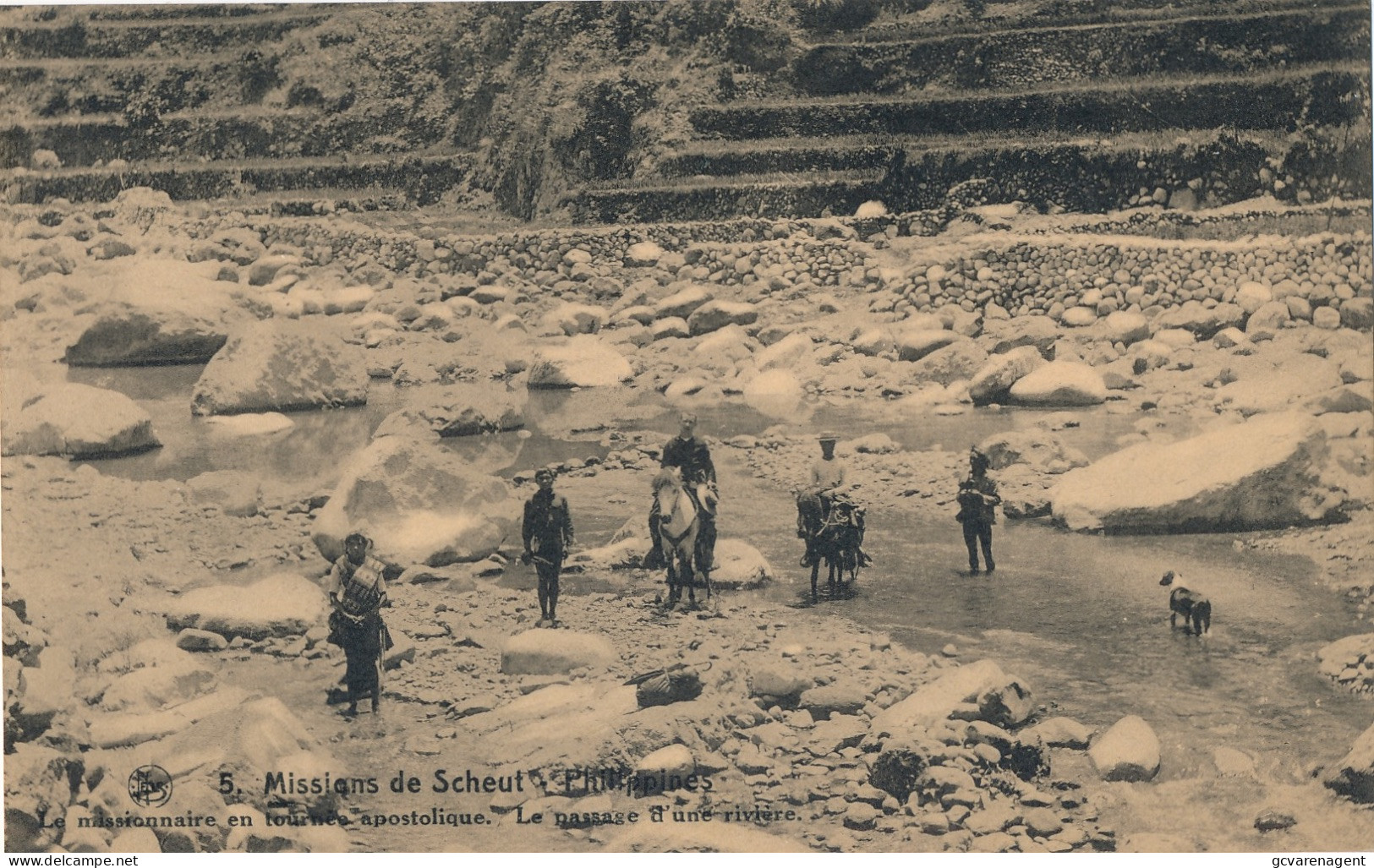 PHILIPPINES    MISSIONNAIRE EN TOURNE APOSTOLIQUE  LA PASSAGE D'UNE RIVIERE      2 SCANS