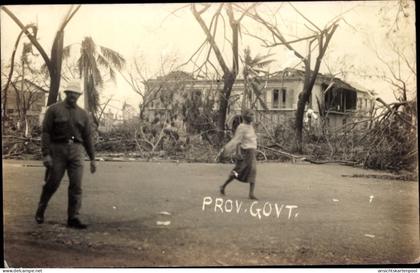 Photo CPA Philippinen, Prov. Govt., Szene nach Wirbelsturm, Taifun, abgedecktes Haus, Passanten