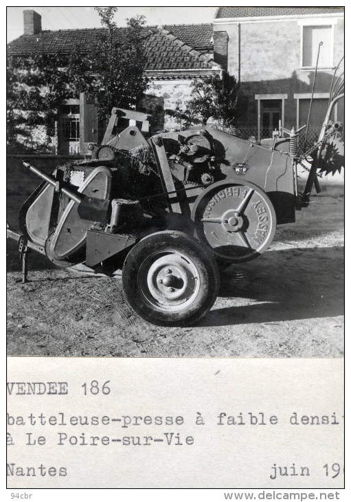 PHOTO 7.5x10 (85)     LE POIRE SUR VIE batteleuse presse a faible densité 1962 (engin agricole)