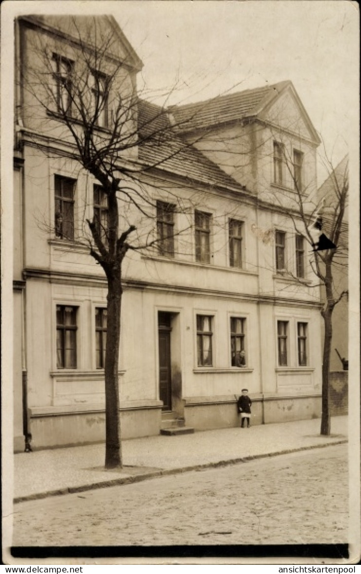 Photo CPA Berlin Reinickendorf Waidmannslust ?, Kind vor einem Wohnhaus