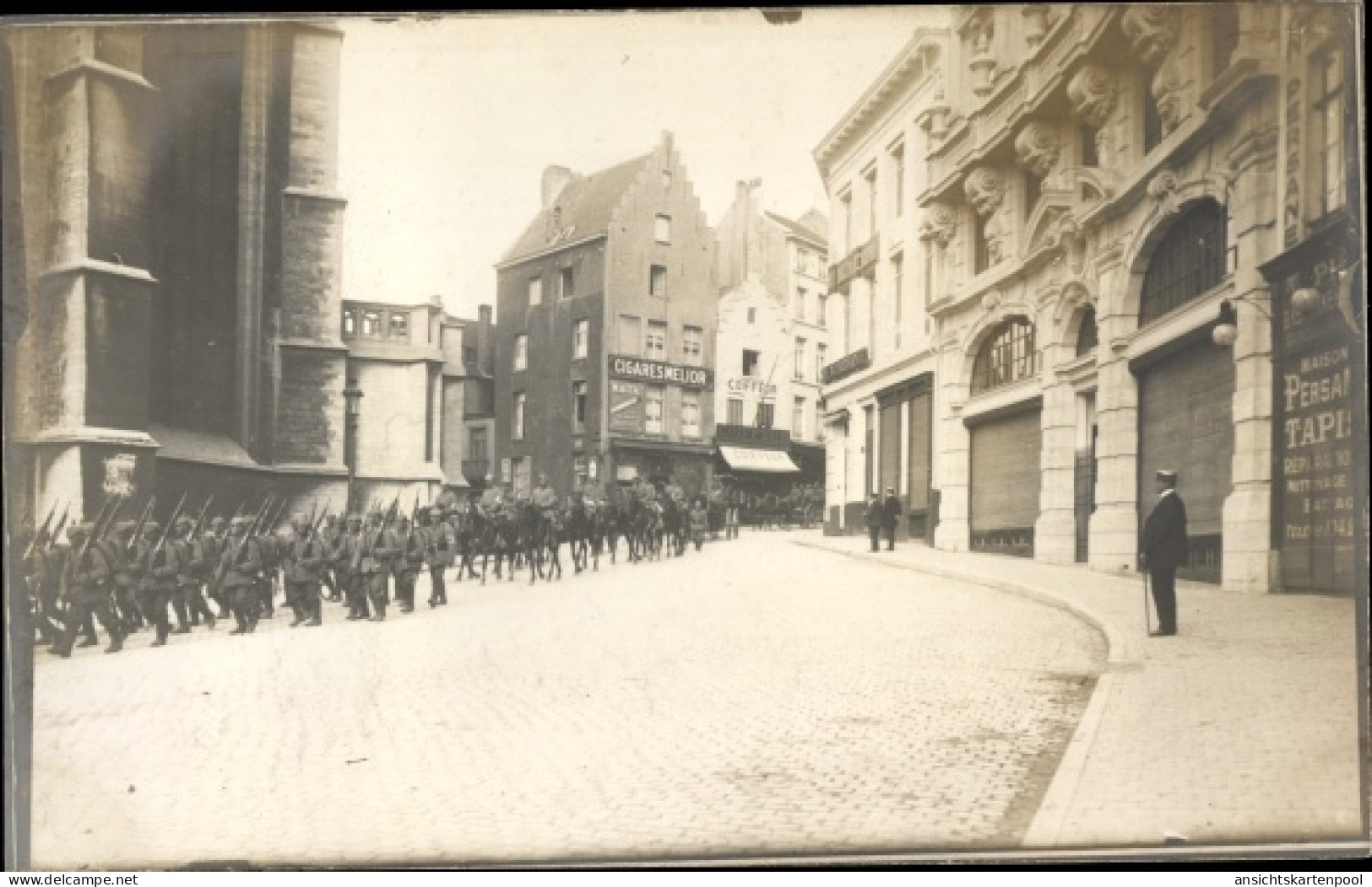 Photo CPA Bruxelles Brüssel, Deutsche Soldaten in Uniformen beim Marsch durch die Stadt