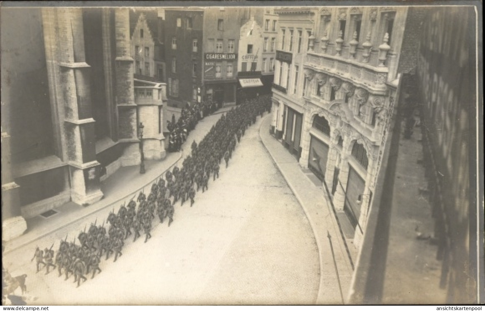 Photo CPA Bruxelles Brüssel, Deutsche Soldaten in Uniformen marschieren durch die Stadt