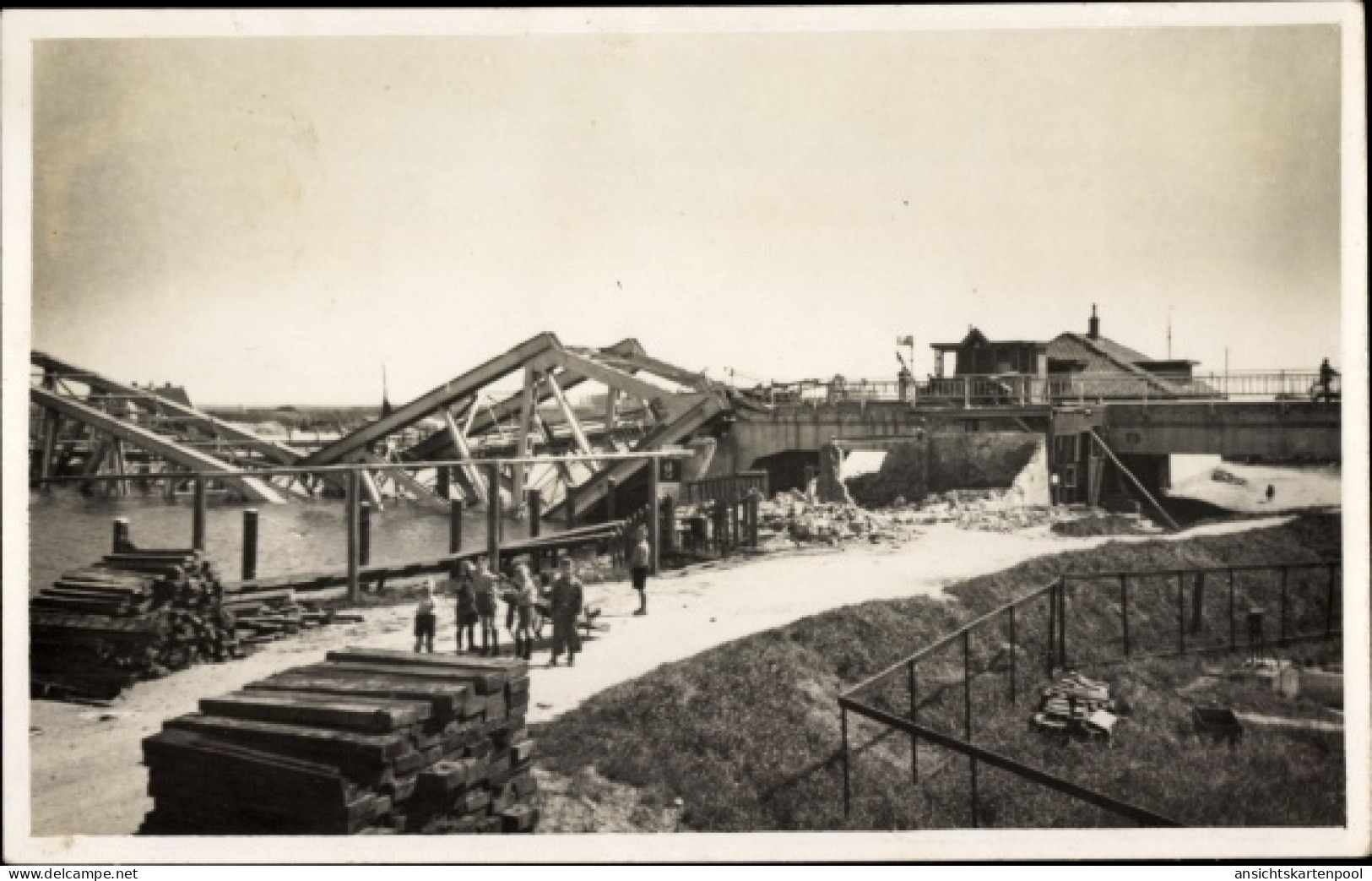 Photo CPA Geertruidenberg Nordbrabant Niederlande, Keizersveer, eingestürzte Brücke