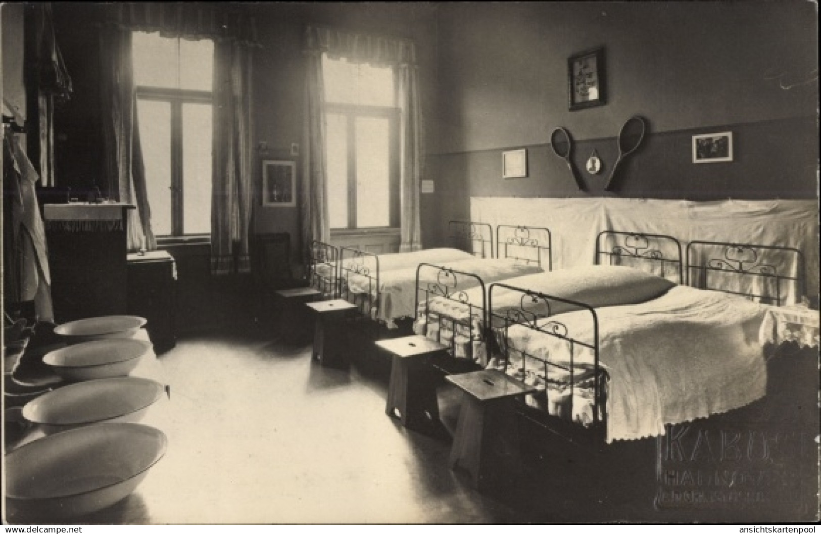 Photo CPA Hannover in Niedersachsen, Inneres eines Hauses, Betten, Schüssel, Fenster
