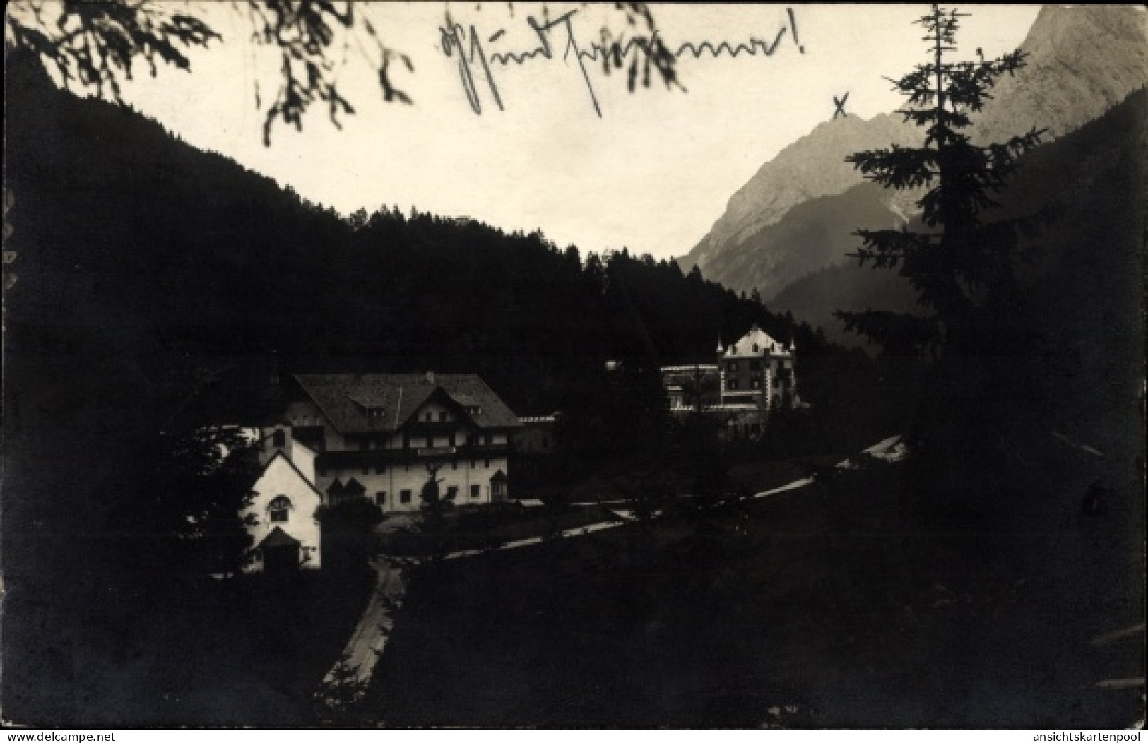 Photo CPA Hinterriß Vomp in Tirol, Blick zum Gasthof Grießenböck, Wald