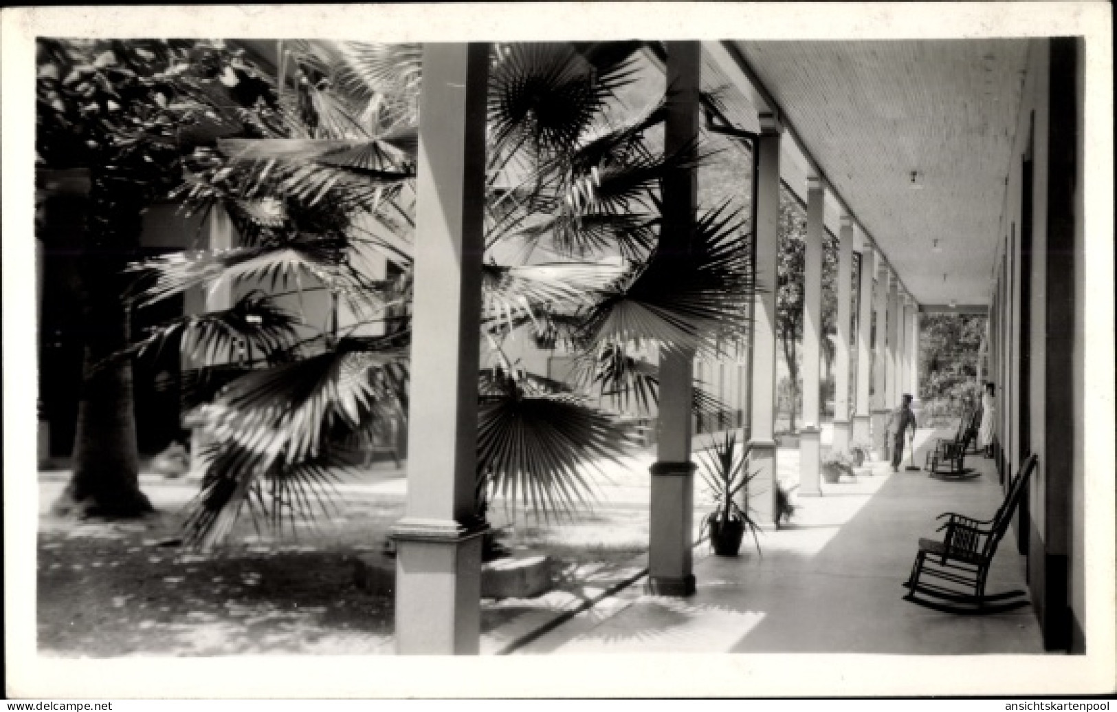 Photo CPA Kolumbien, Arkaden an einem Gebäude, Schaukelstuhl