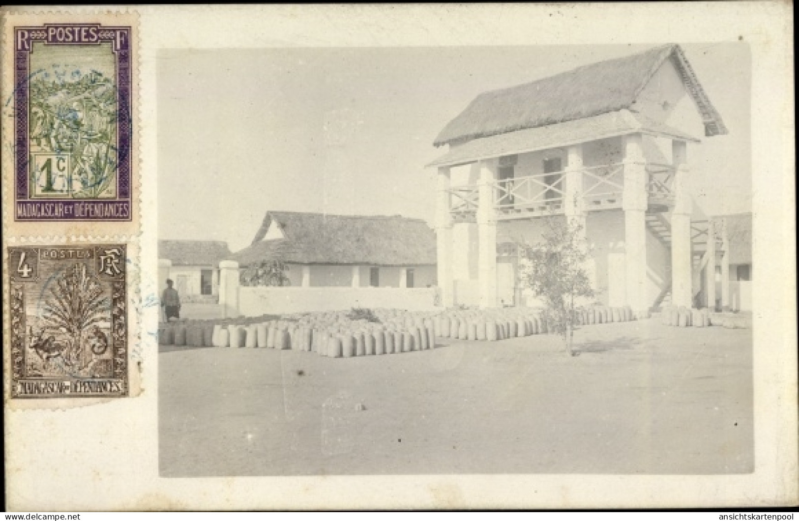 Photo CPA Madagaskar, Tonkrüge, Depot, Kolonialhäuser
