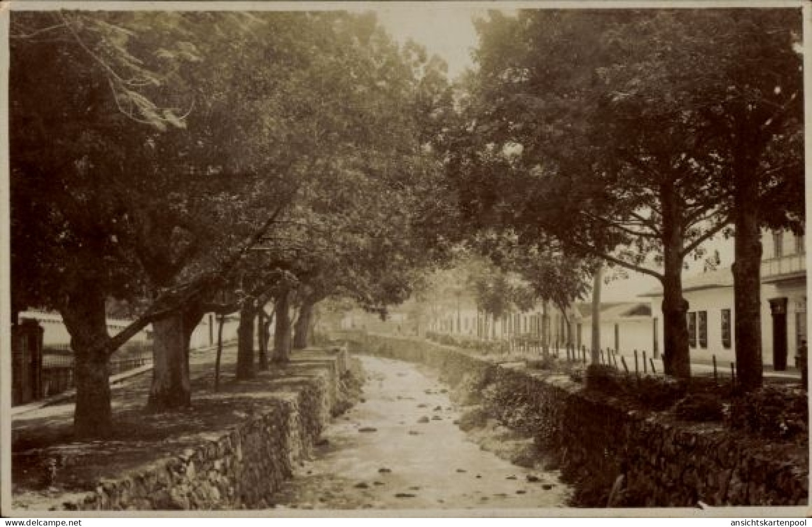 Photo CPA Medellín Kolumbien, Straßenpartie mit Bach