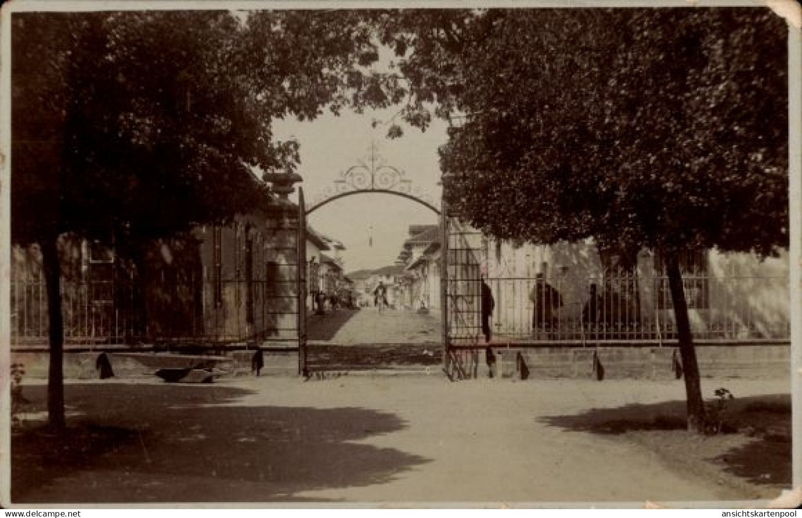 Photo CPA Medellín Kolumbien, Straßenpartie, Zaun, Torbogen