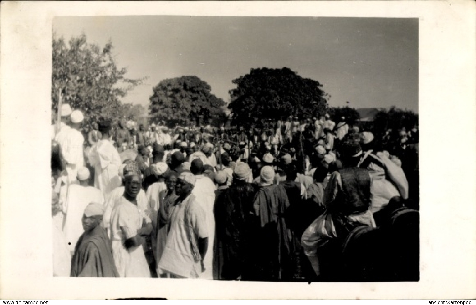 Photo CPA N’Djamena Fort Lamy Tschad, Menschenmenge auf einem Platz