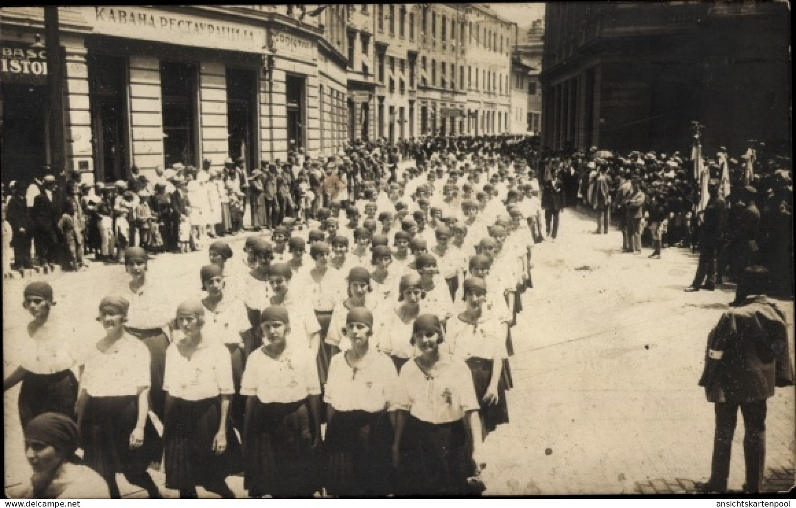 Photo CPA Sarajevo Bosnien Herzegowina, Festzug, Mädchen in Uniform