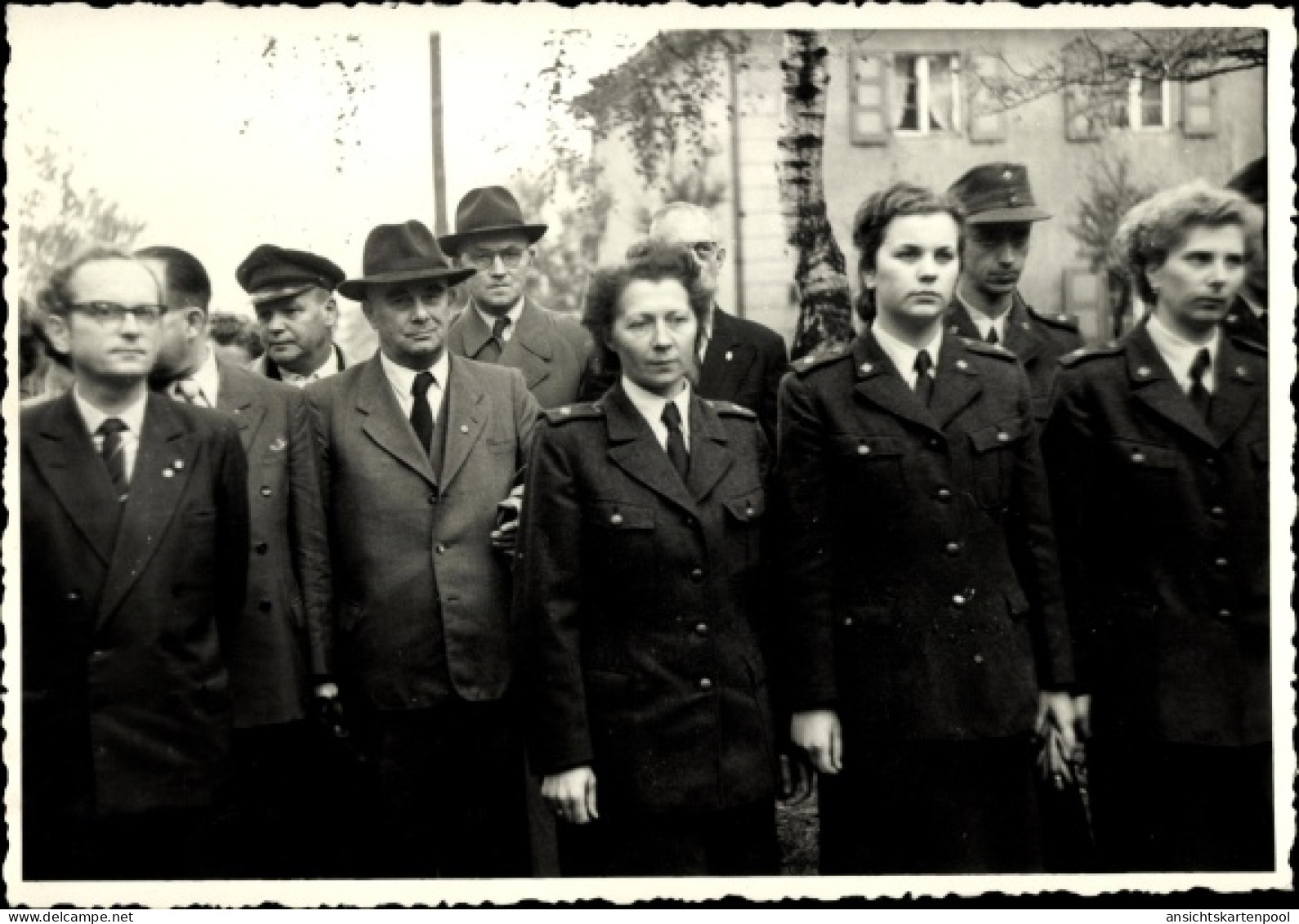 Photo CPA Schwarzheide in der Niederlausitz, Beamte, Rotes Kreuz? Sanitäterinnen in Uniform?