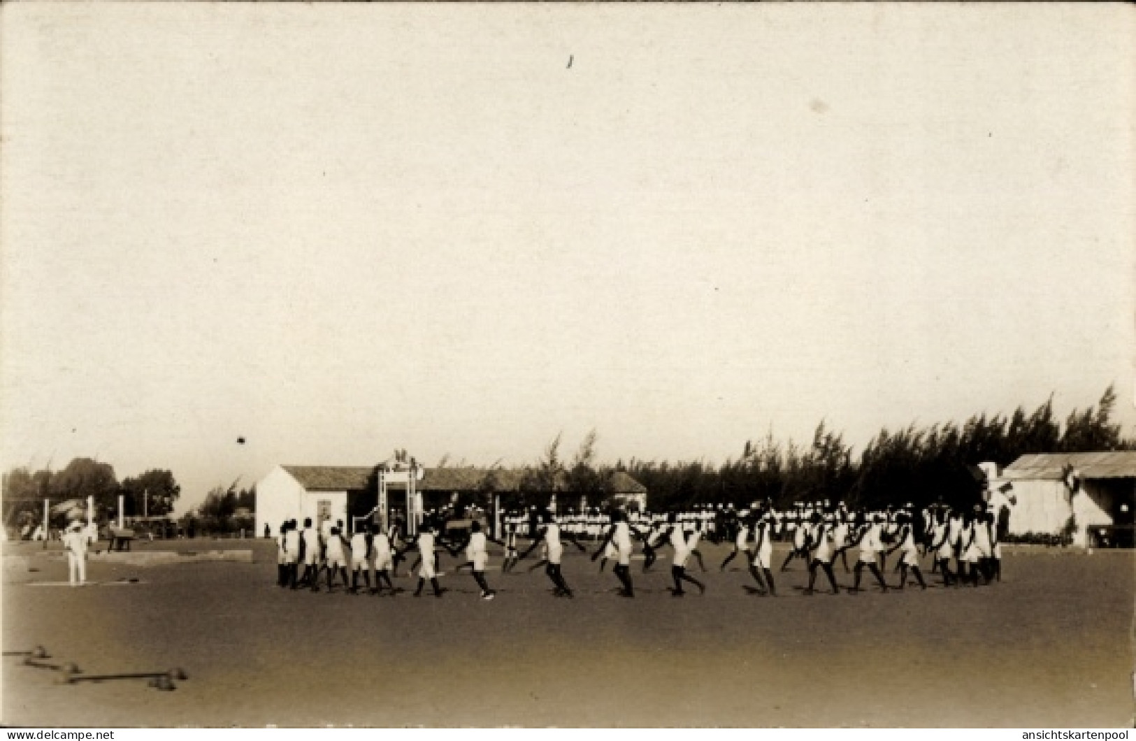 Photo CPA Tschad, afrikanische Turner, im Kreis auf einem Platz