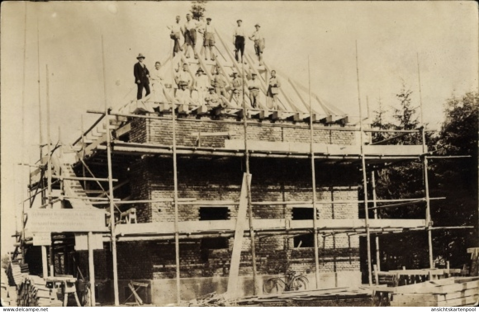 Photo CPA Unterhaching in Oberbayern, Baugeschäft Gebr. Bayer, Richtfest an einem Haus