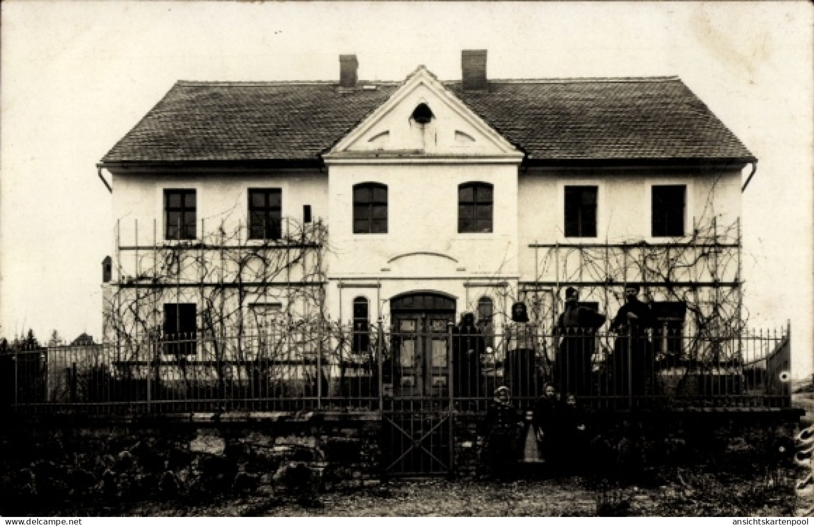 Photo CPA Weidlitz Neschwitz in Sachsen, Haus mit Tor, Alter Stil, verwilderte Pflanzen