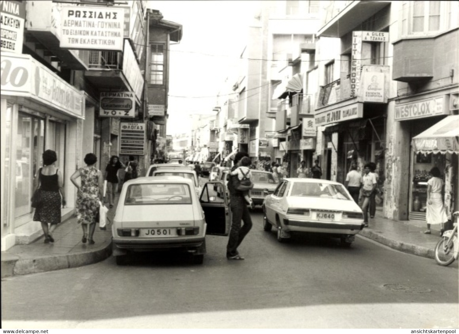 Photo Nikosia Zypern, Geschäfte, Autos, Passanten