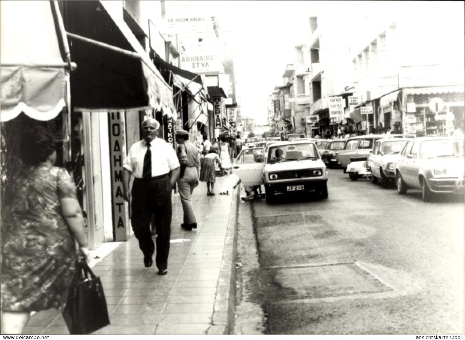 Photo Nikosia Zypern, Straßenverkehr, Autos, Passanten