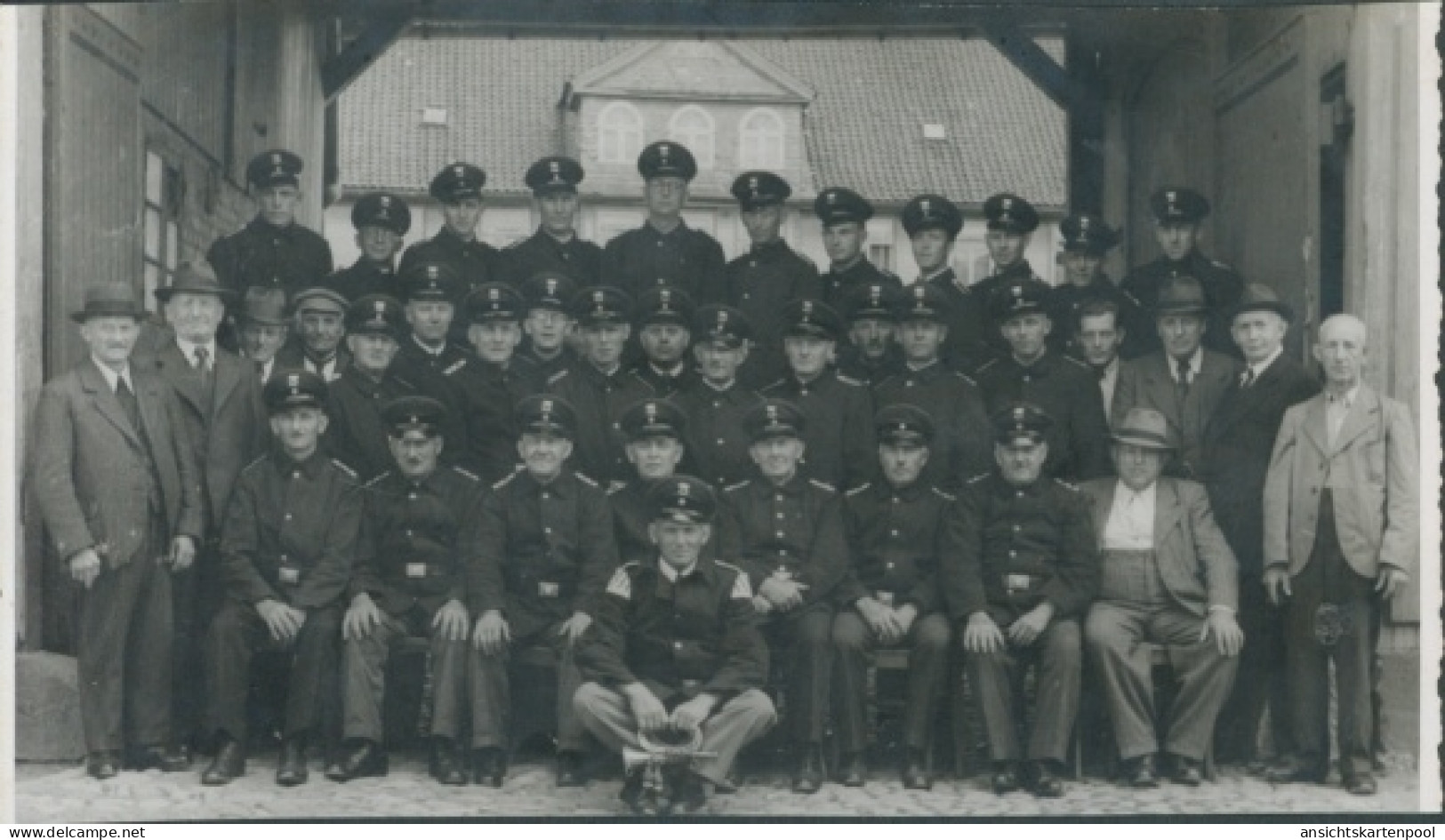 Photo Ohlendorf Seevetal in Niedersachsen, Männergruppe in Uniform