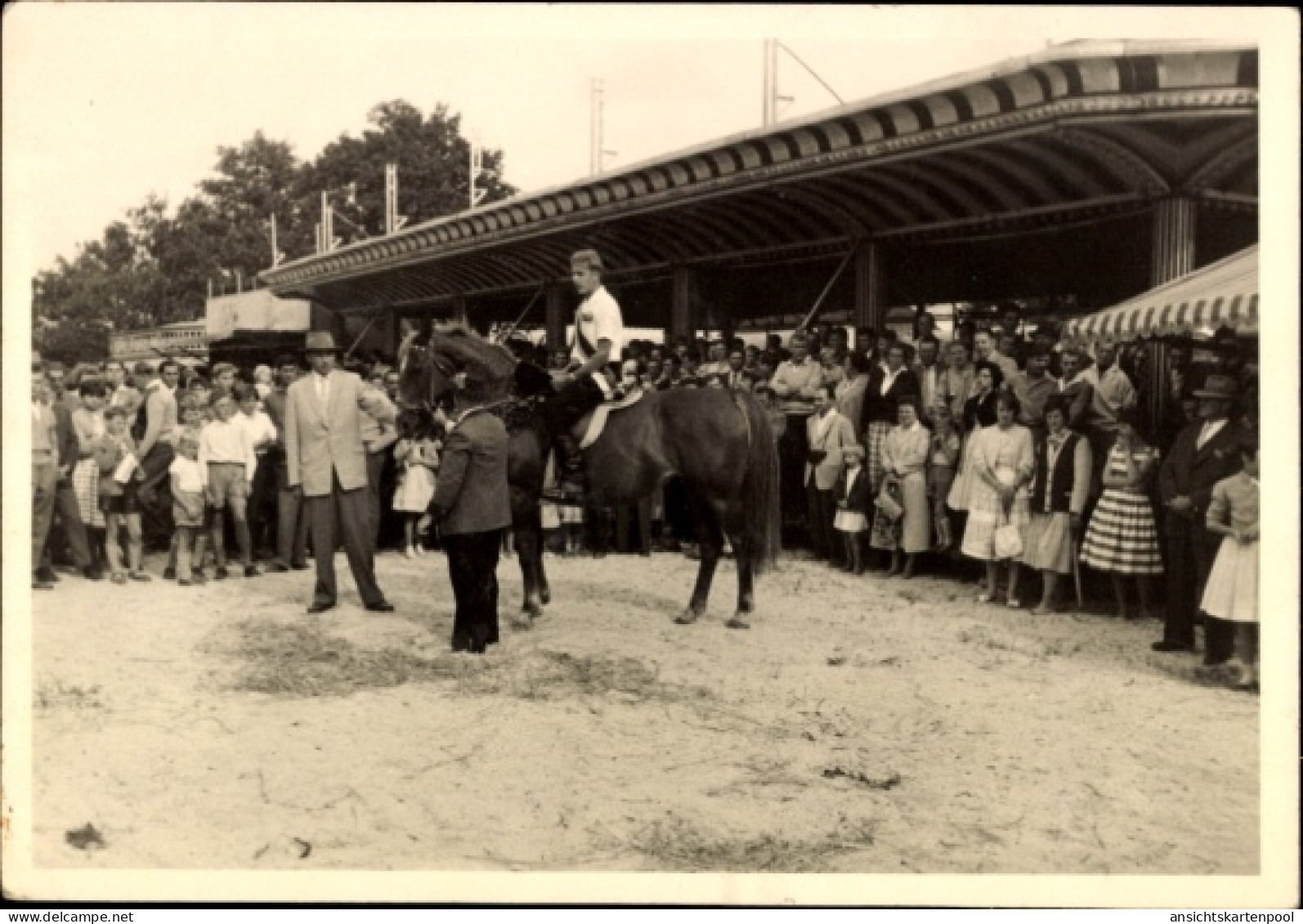 Photo Thönse Burgwedel in Niedersachsen, Festplatz, Besucher, Mann auf einem Pferd