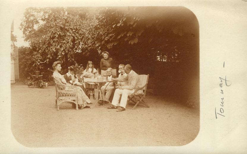 Photographie - Carte-Photo - Tournay - Villa Jardin - Fillette Poupée - Ville à localiser