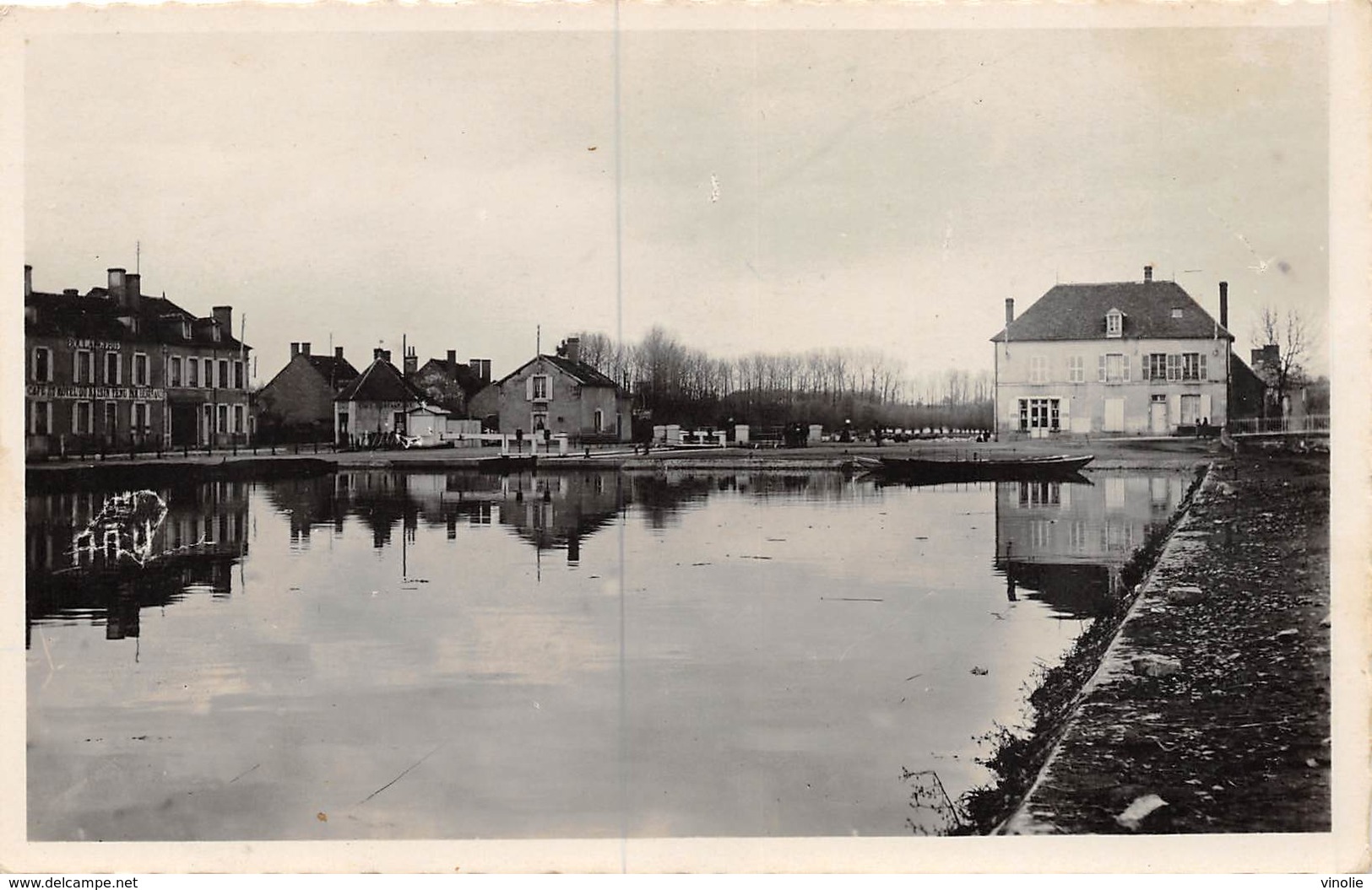 PIE.T.19-9802 : DUN SUR AURON. LE BASSIN.