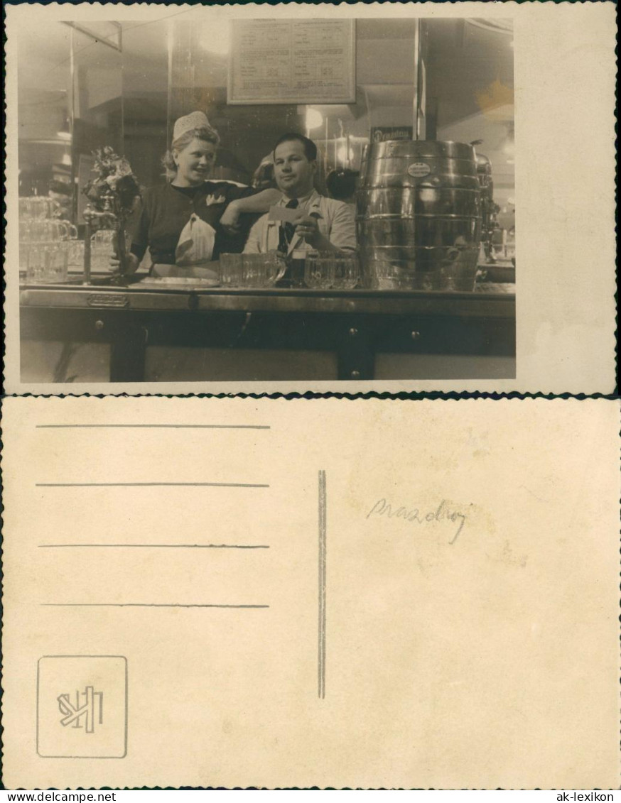 Pilsen Plzeň  Kellnerin mit Wirt am Ausschank Kneipe Bierfass 1940 Privatfoto