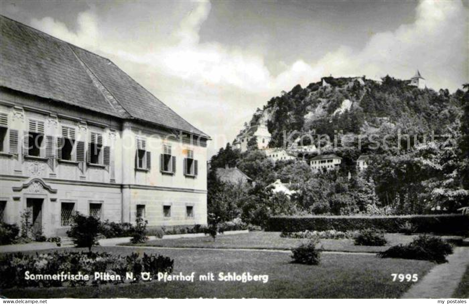Pitten Pfarrhof mit Schlossberg