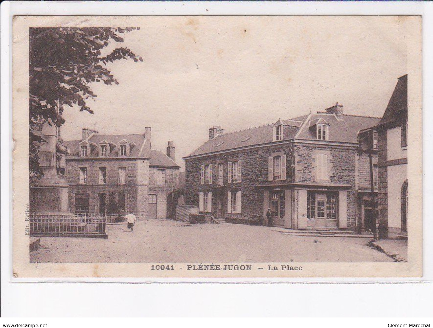 PLENEE-JUGON: la place - état