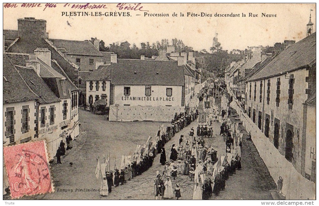 PLESTIN-LES-GREVES PROCESSION DE LA FETE-DIEU DESCENDANT LA RUE NEUVE