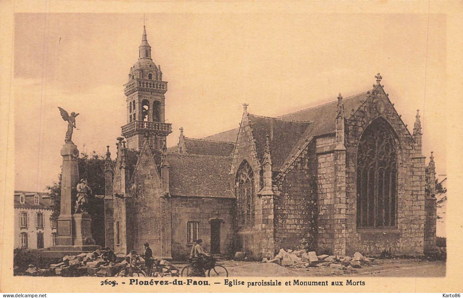 plonévez du faou * place , église paroissiale et monument aux morts