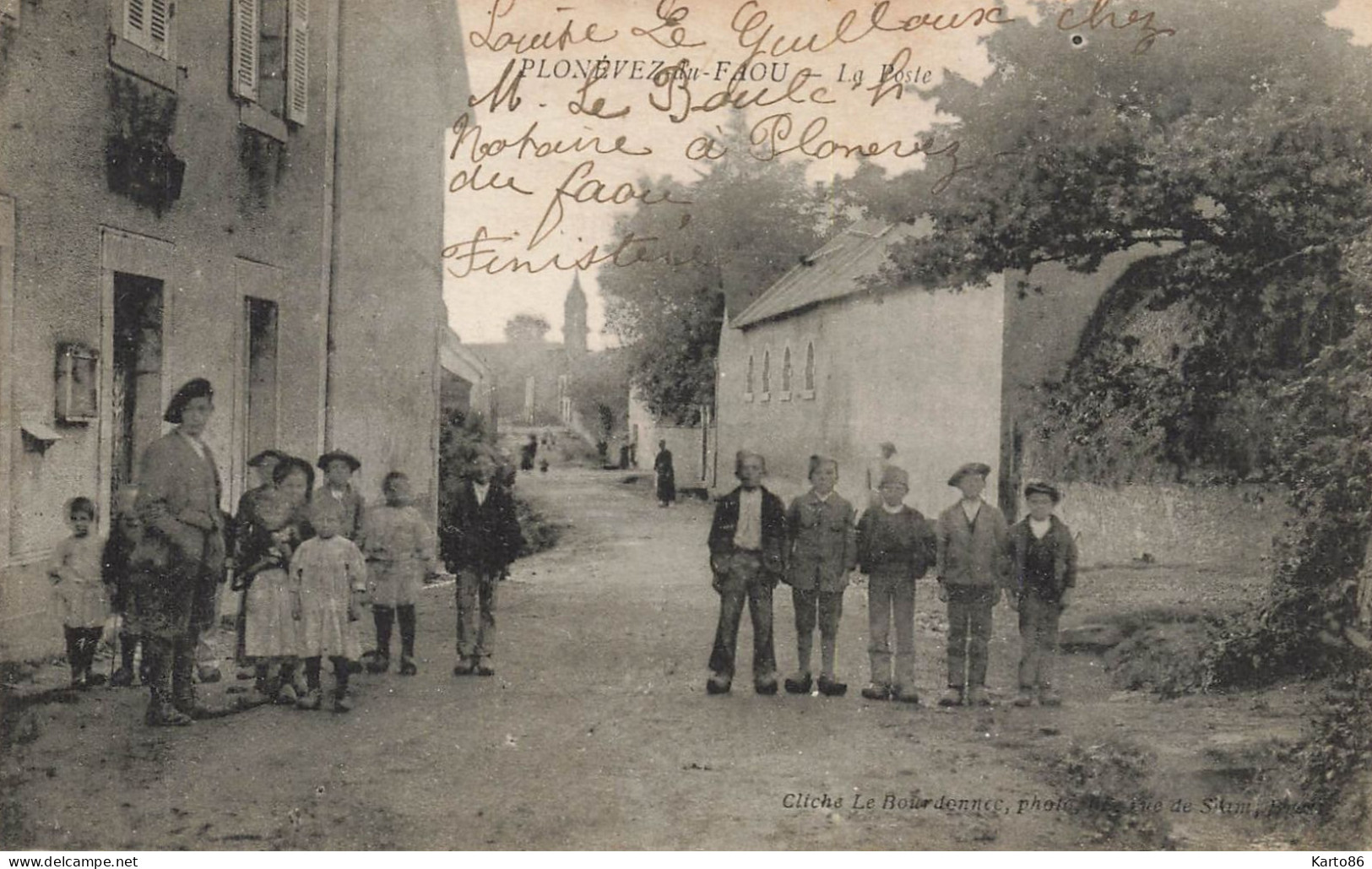plonévez du faou * rue du village et la poste * enfants villageois