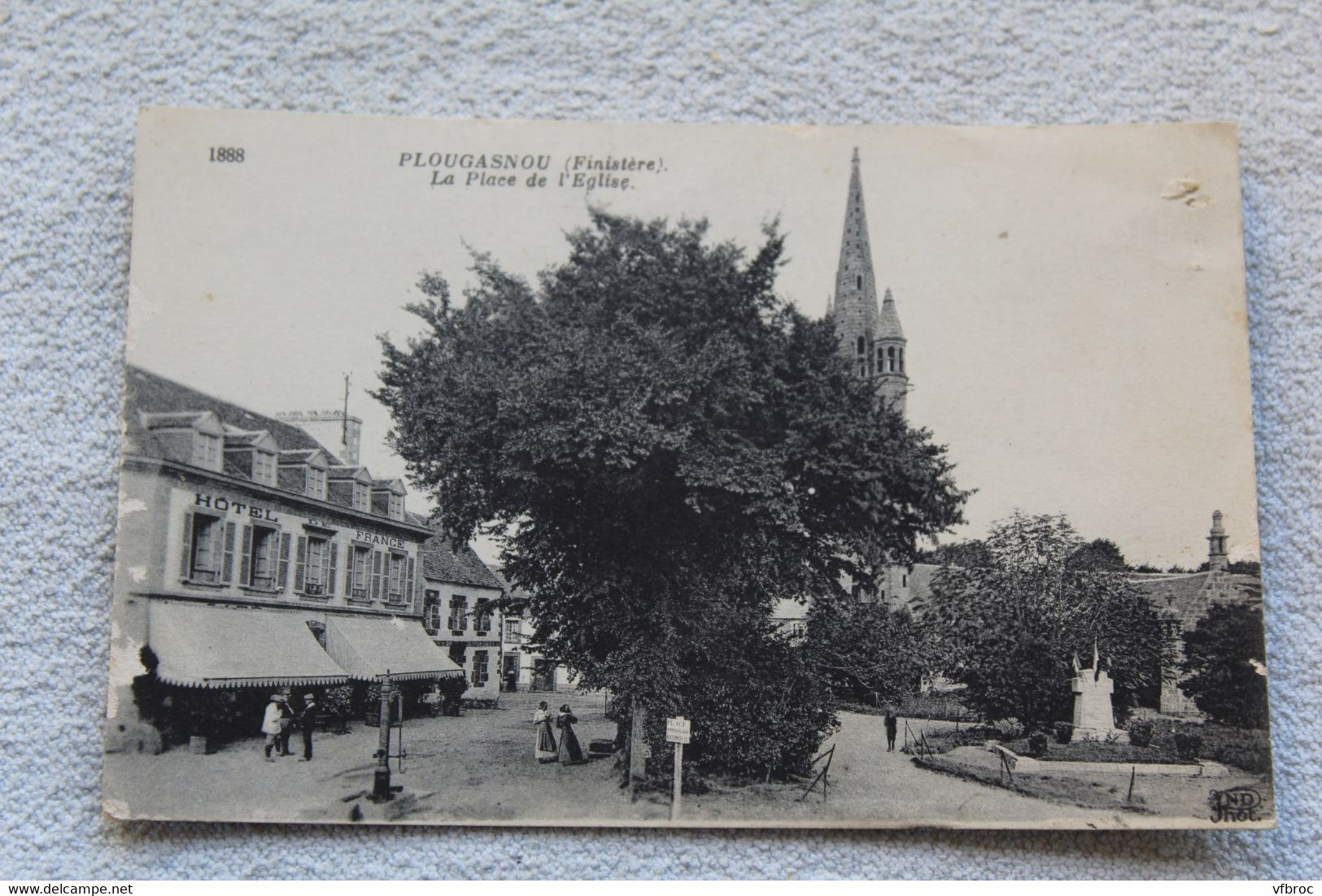 Plougasnou, la place de l'église, Finistère 29