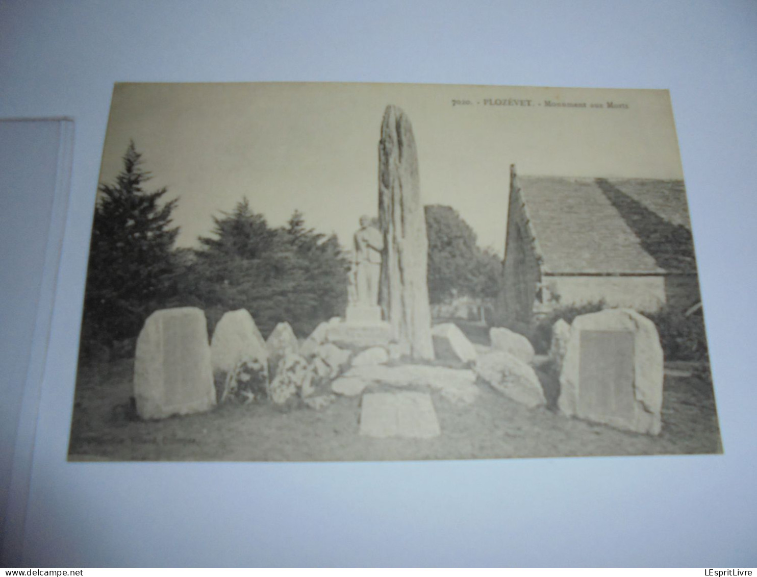 PLOZEVET Monument aux Morts Carte Postale