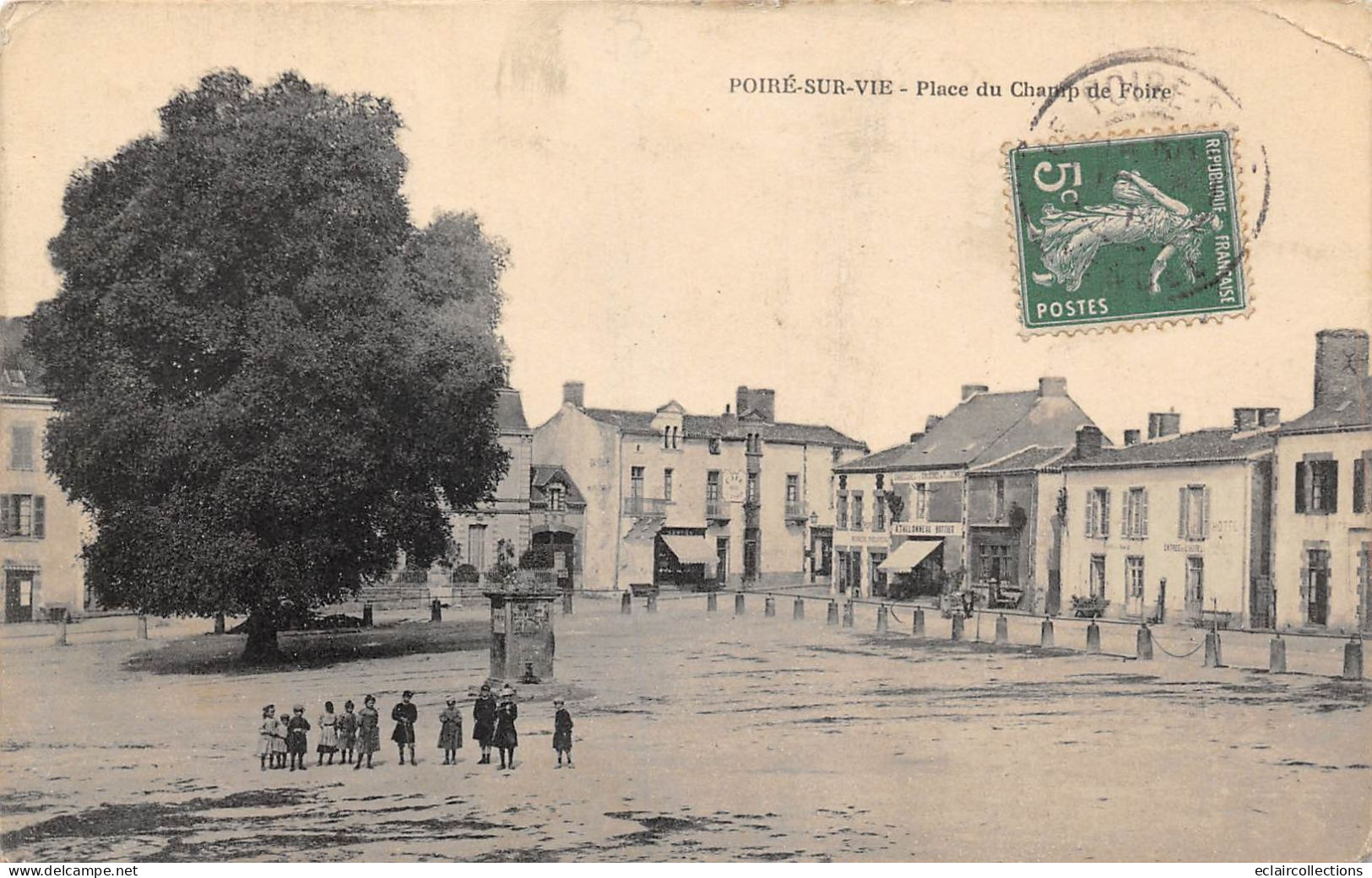 Poiré sur Vie          85        Place du Champ de Foire      - Petit pli -  (voir scan)