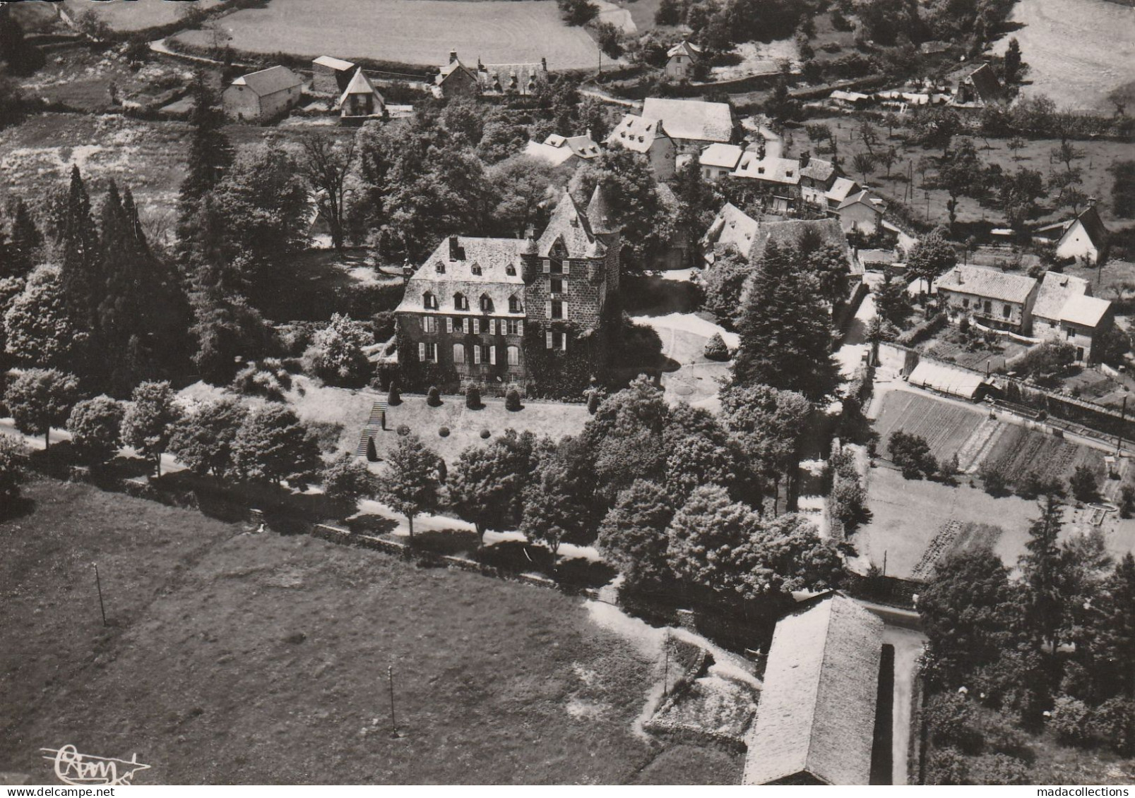 Polmihac (15 - Cantal) Château de Comblat
