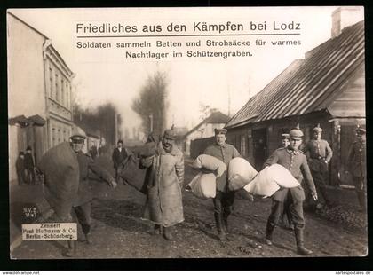 Riesen-AK Litzmannstadt - Lodz, Soldaten sammeln Stroh & Betten für ein warmes Nachtlager im Schützengraben