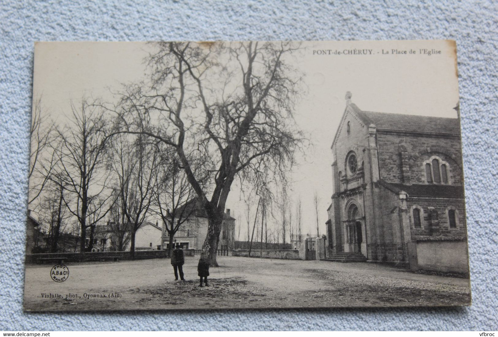 Pont de Cheruy, la place de l'église, Isère 38