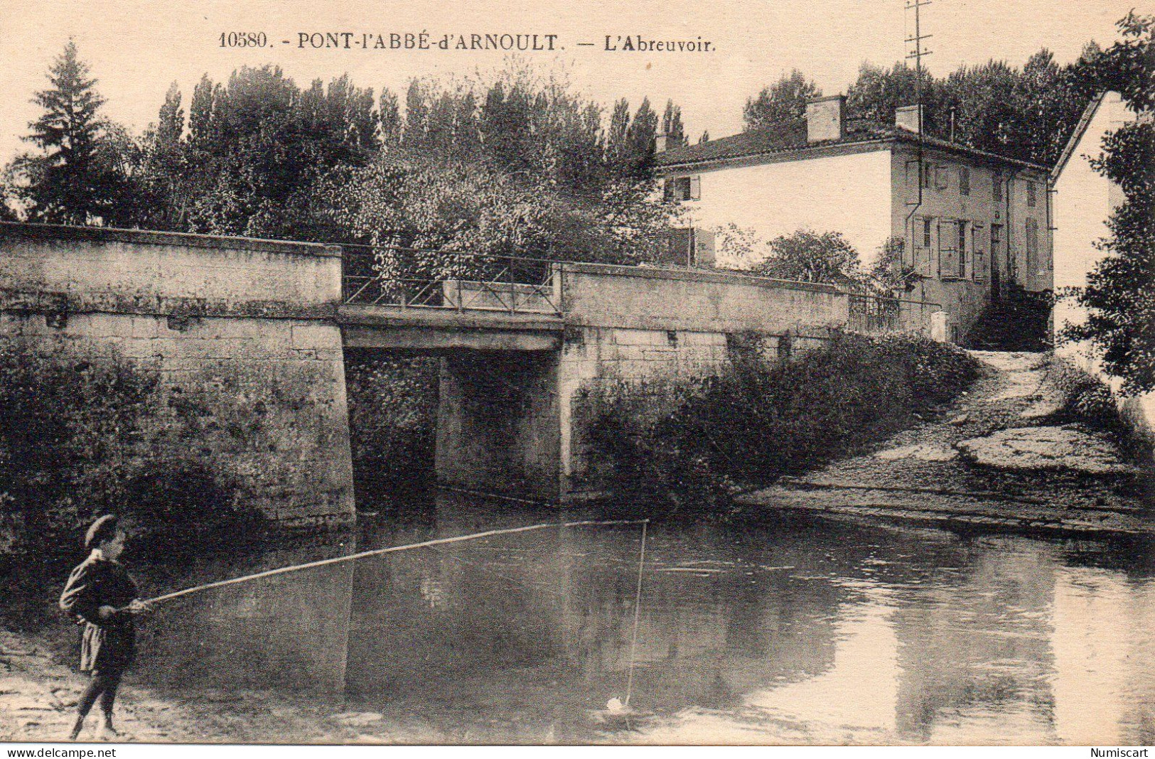 Pont-l'Abbé-d'Arnoult animée Abreuvoir pêcheur à la ligne