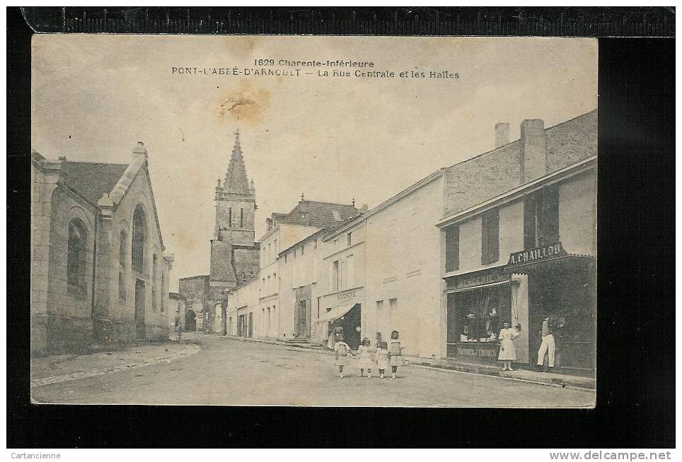 PONT L'ABBE D'ARNOULT - La rue centrale et les halles