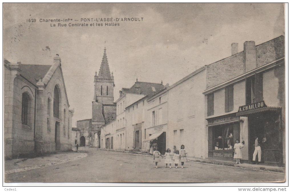 PONT L'ABBE D'ARNOULT  LA RUE CENTRALE ET LES HALLES