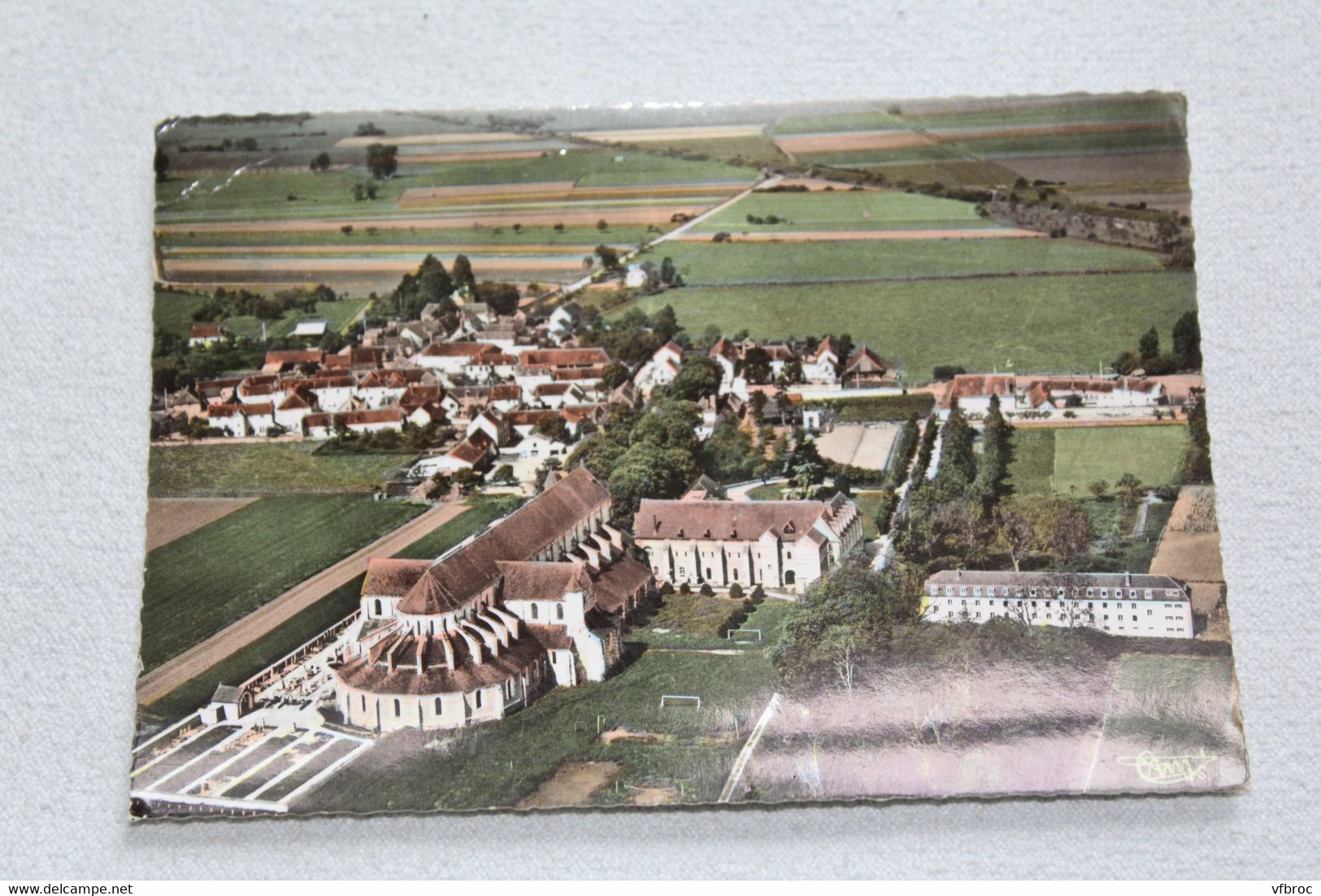 Pontigny, l'église abbatiale et le village, vue aérienne, Yonne