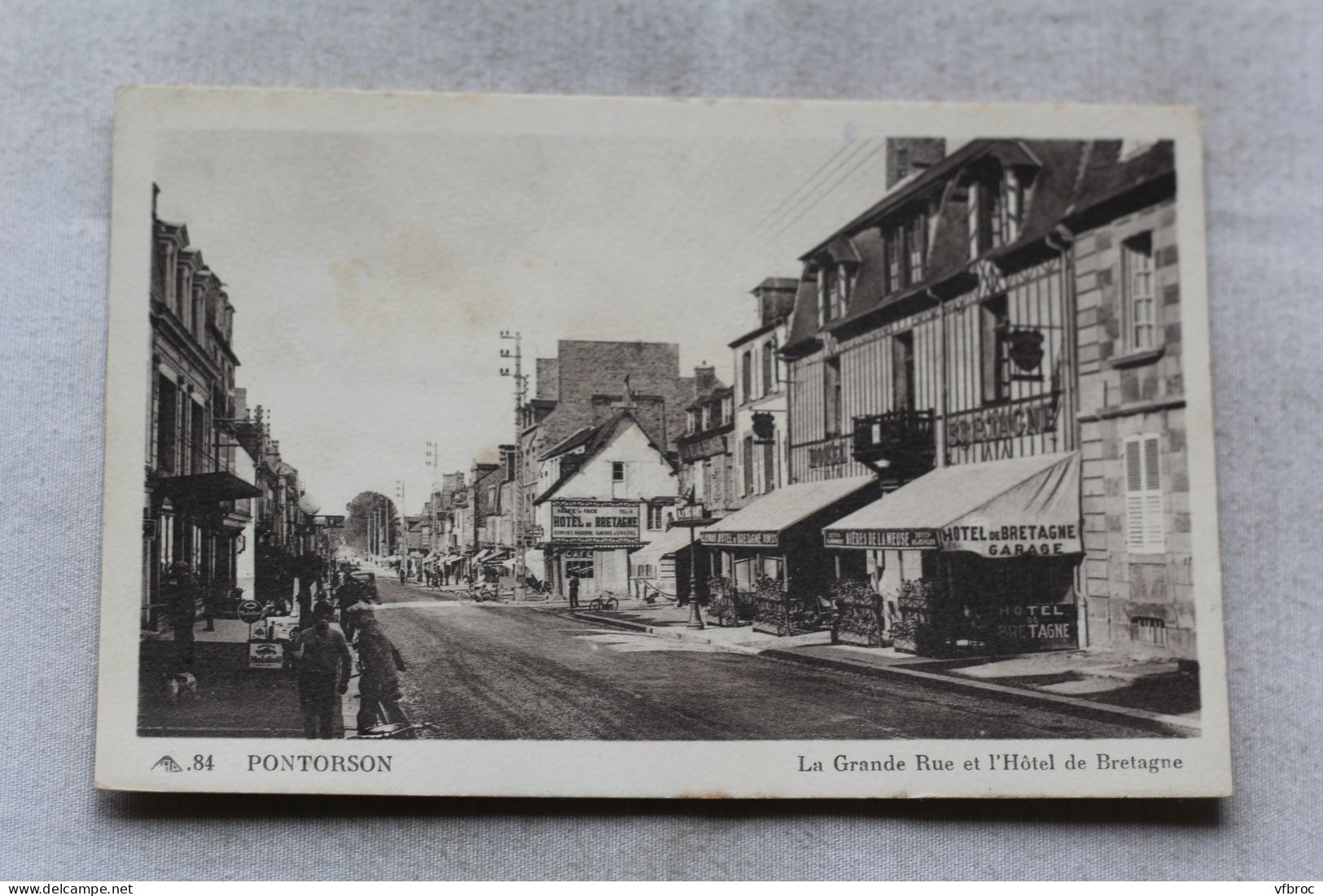 Pontorson, la Grande rue et l'hôtel de Bretagne, Manche 50