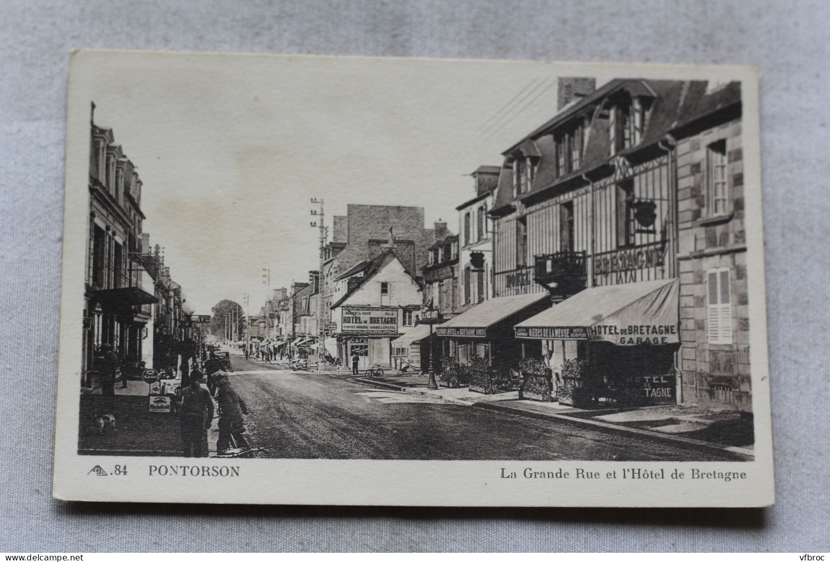 Pontorson, Manche 50, la Grande rue et l'hôtel de Bretagne