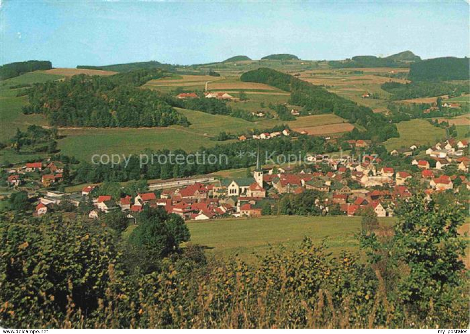 Poppenhausen  Rhoen Hessen Naturpark-Rhoen Hoehenluftkurort Panorama Kirche Dorf