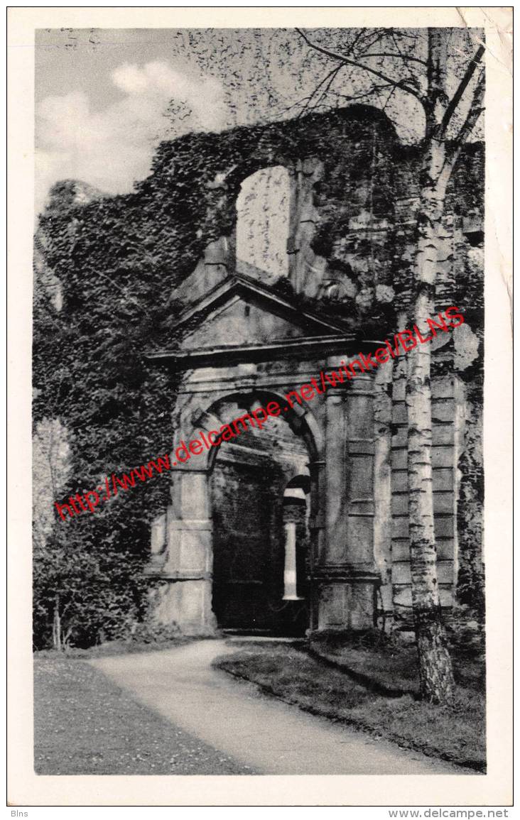 Portique dans la cour d'honneur - Villers-la-Ville