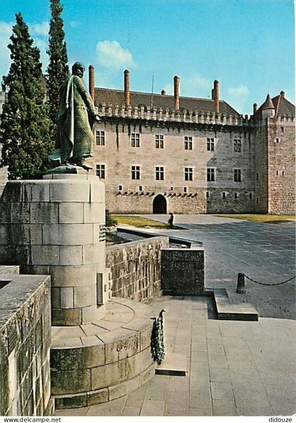Carte Postale - Portugal - Guimaraes - Monumento D. Afonso Henriques e Casa dos Duques de Bragança - Monument de D. Afon