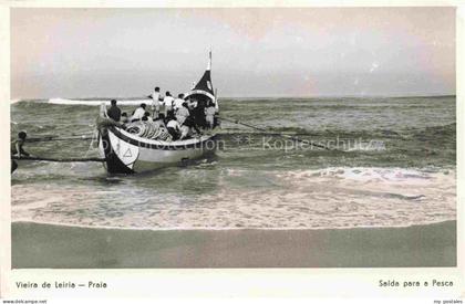Leiria PT Vieira-de-Leiria Praia Saída-para-a-Pesca Fischerboot Meer Wellen Fisc